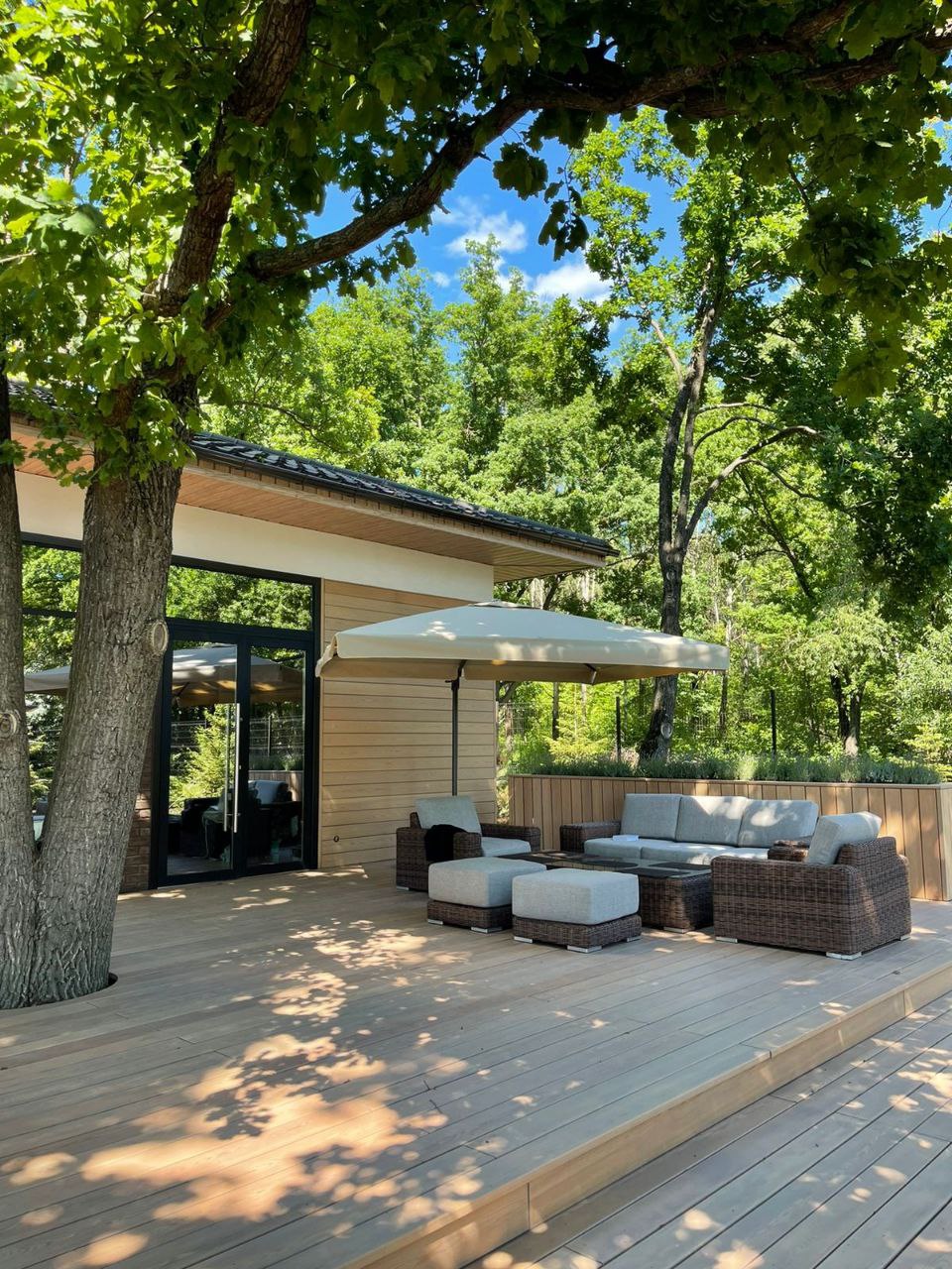 Красивая готовая терраса из лиственницы