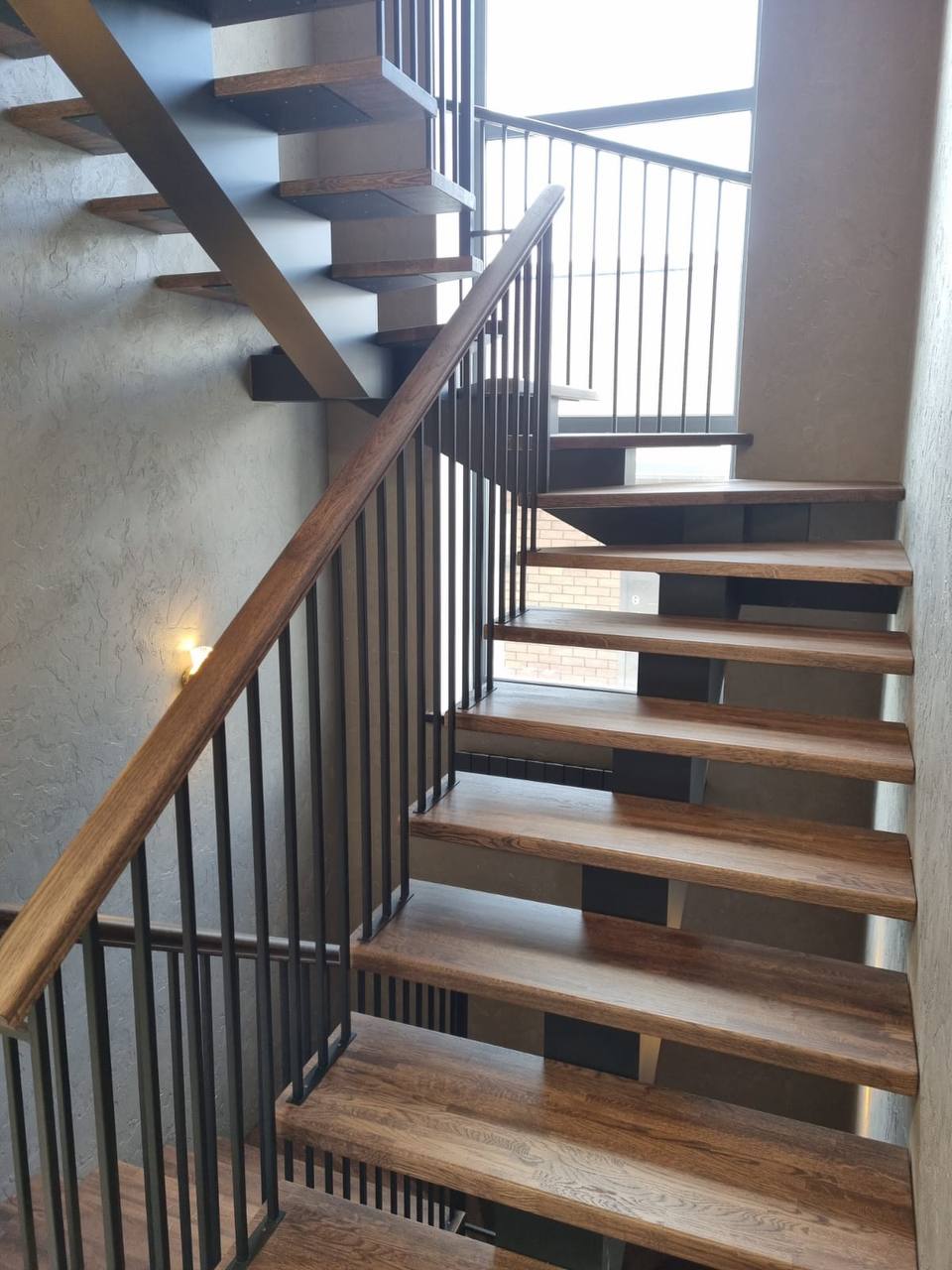 Красивая лестница из массива дуба