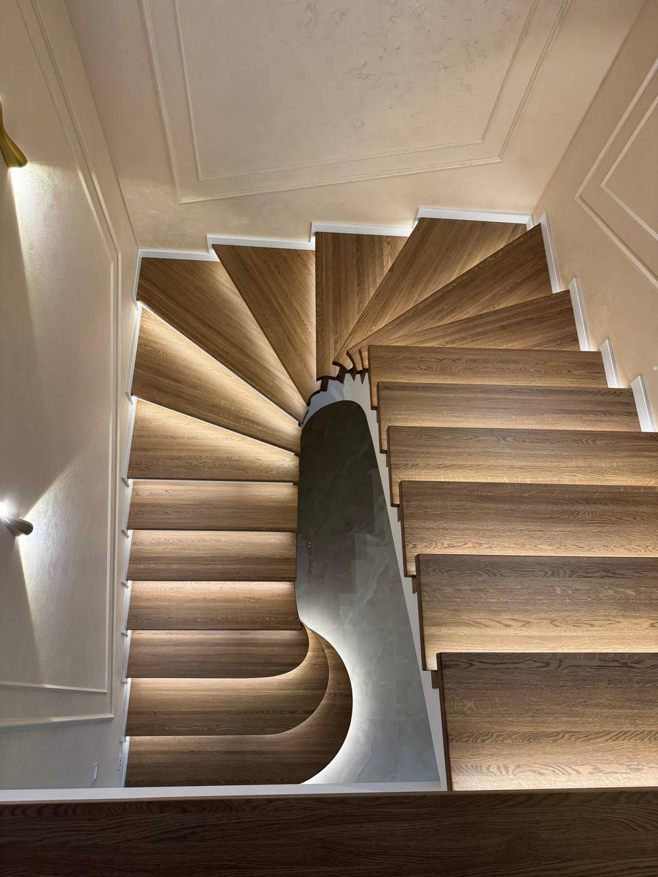 Стильная деревянная лестница в интерьере дома