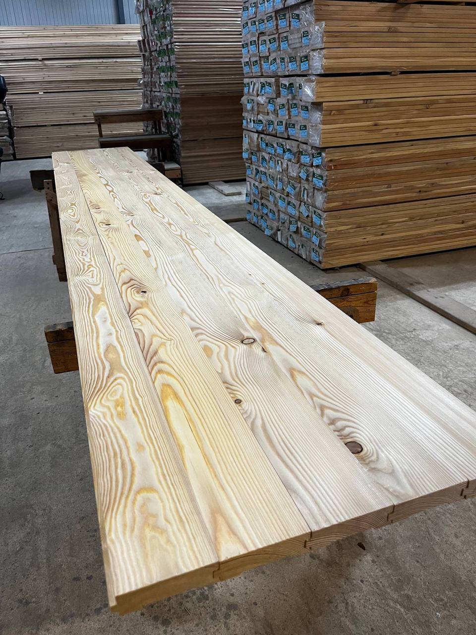 Процесс укладки массивной доски пола