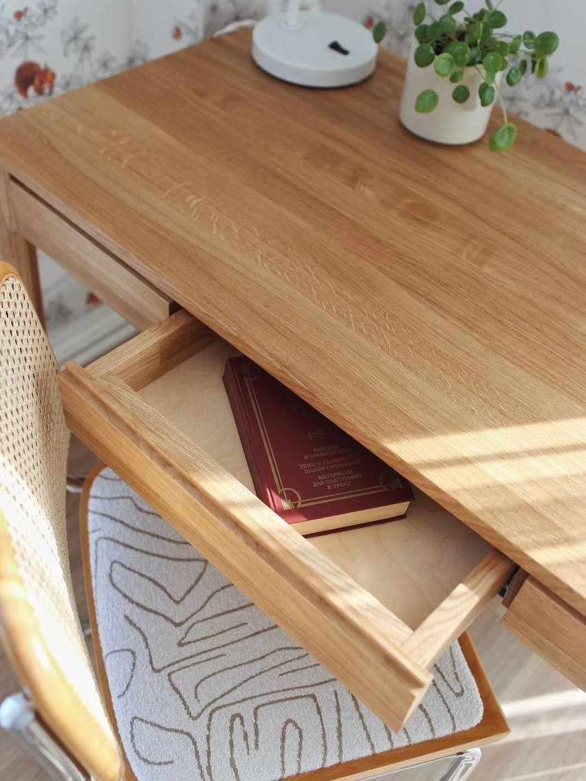 Обеденный стол из дубового мебельного щита на кухне