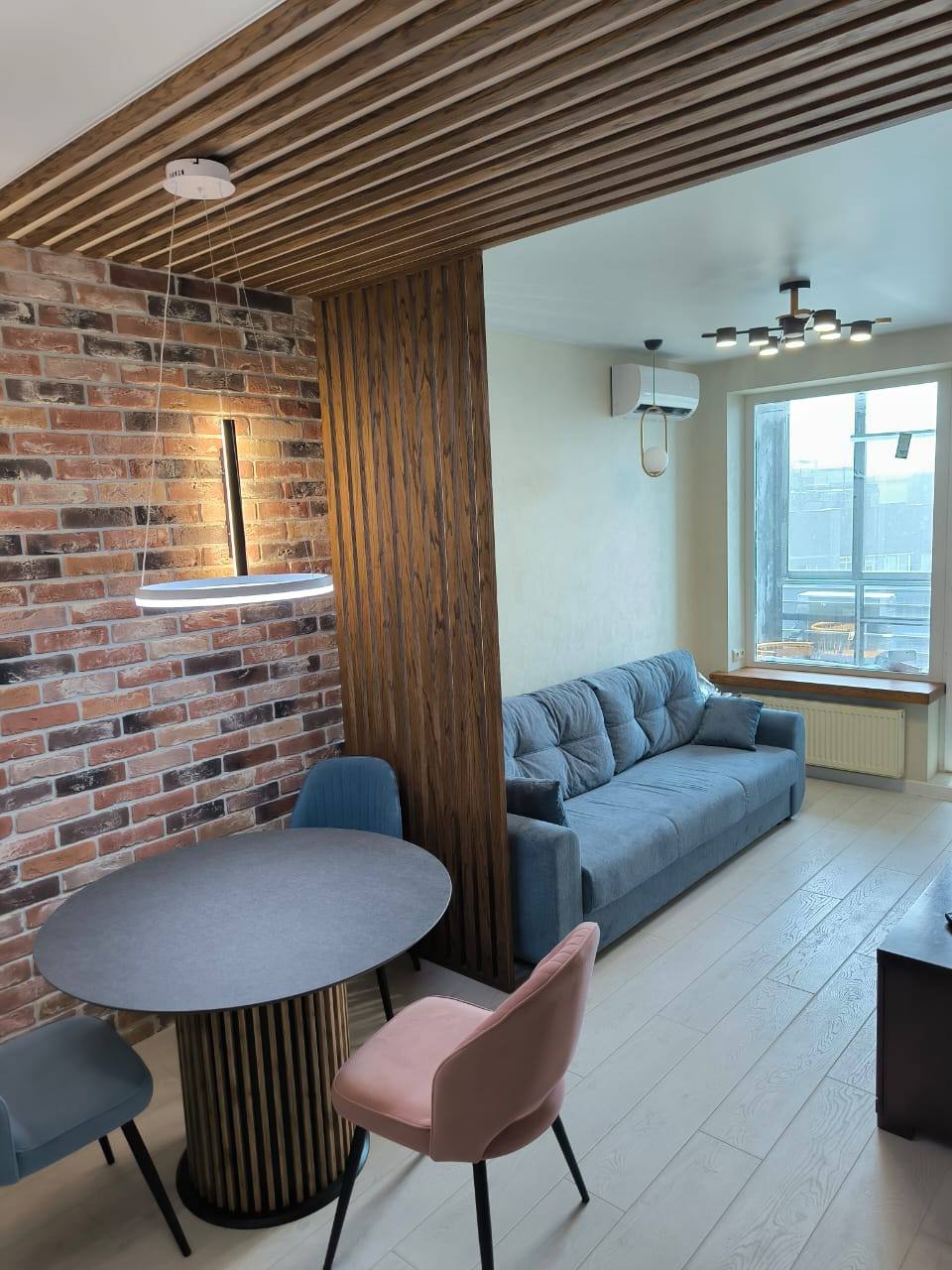 Интерьер кабинета с декоративными реями из дуба