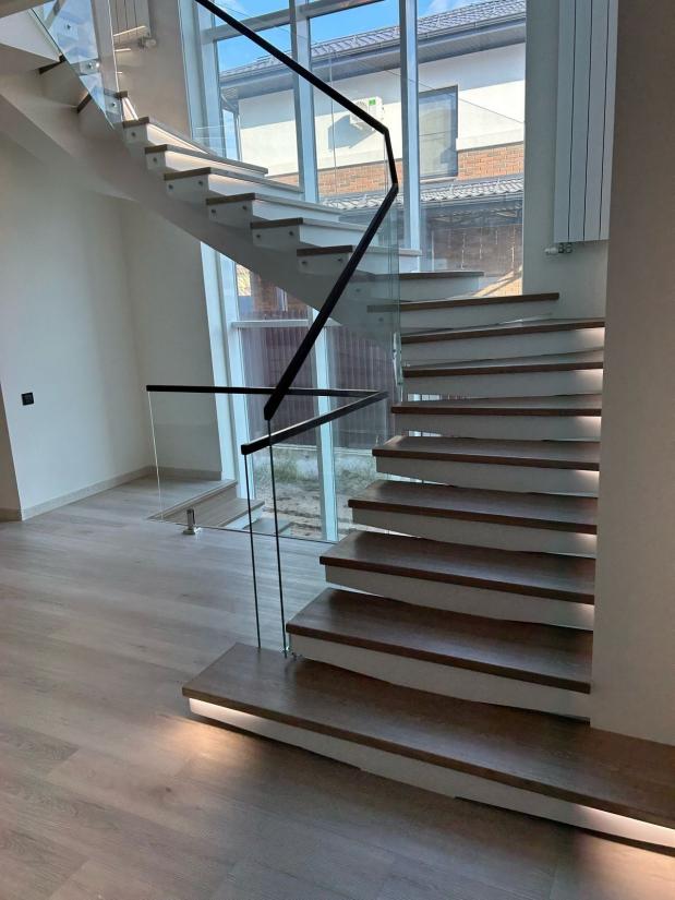 Лестница полностью из дерева 2