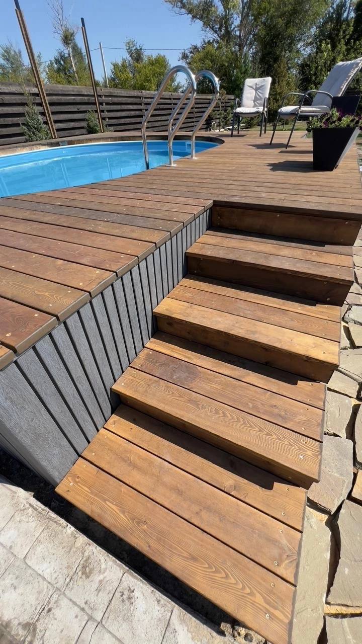 Лестница из лиственницы в мокрой зоне