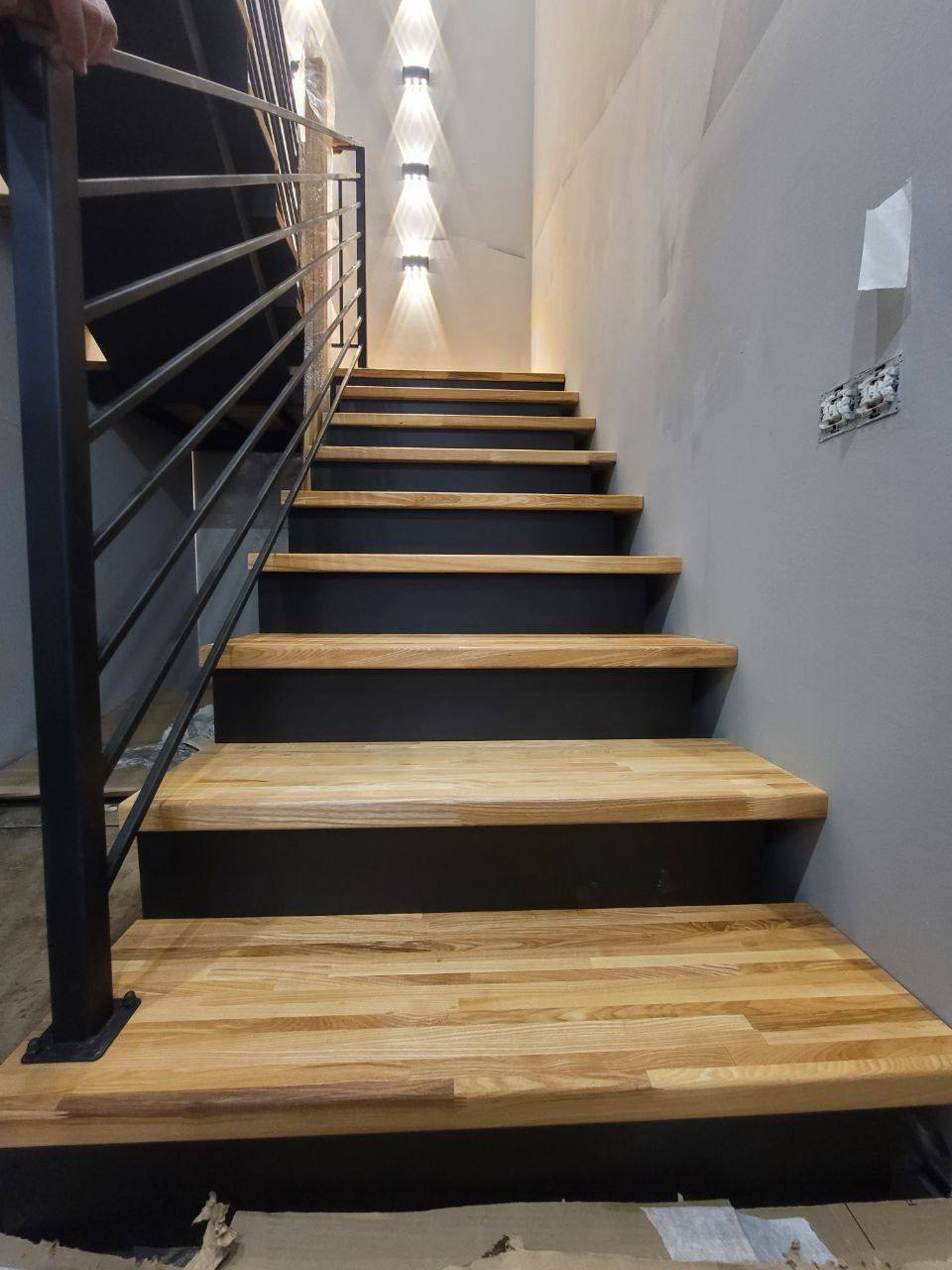 Лестница из ясеня с контрастной текстурой
